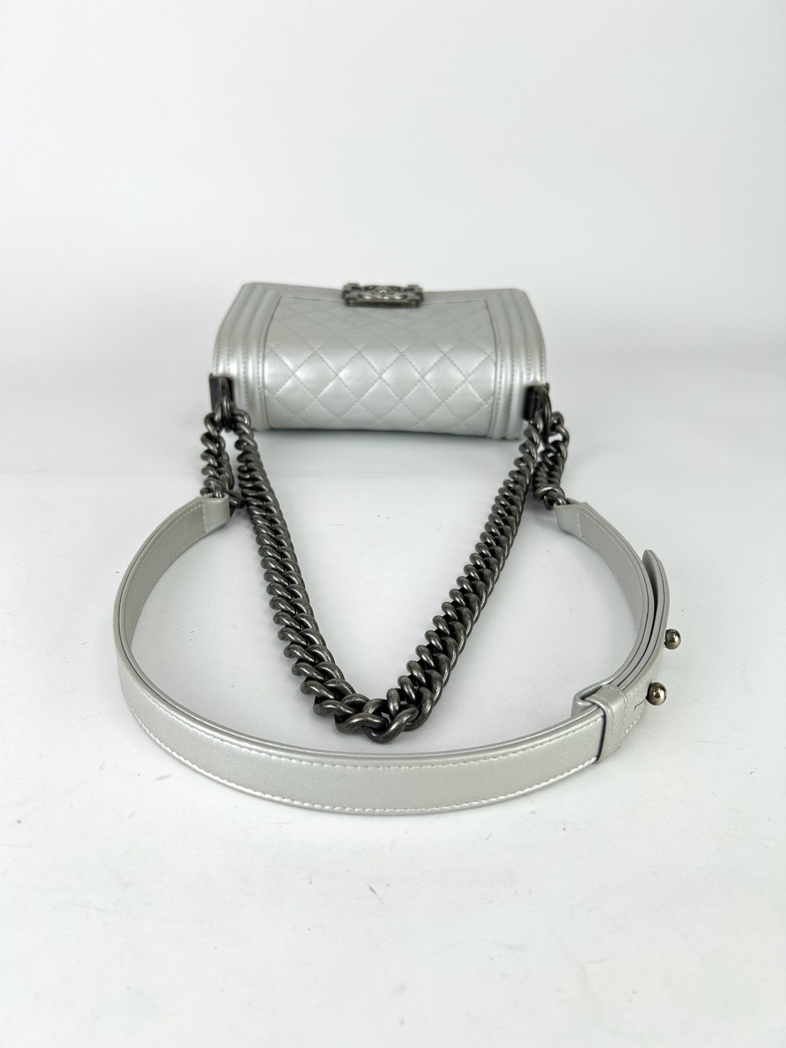 Chanel Boy 8 Flap Bag Holo20 - Image 5