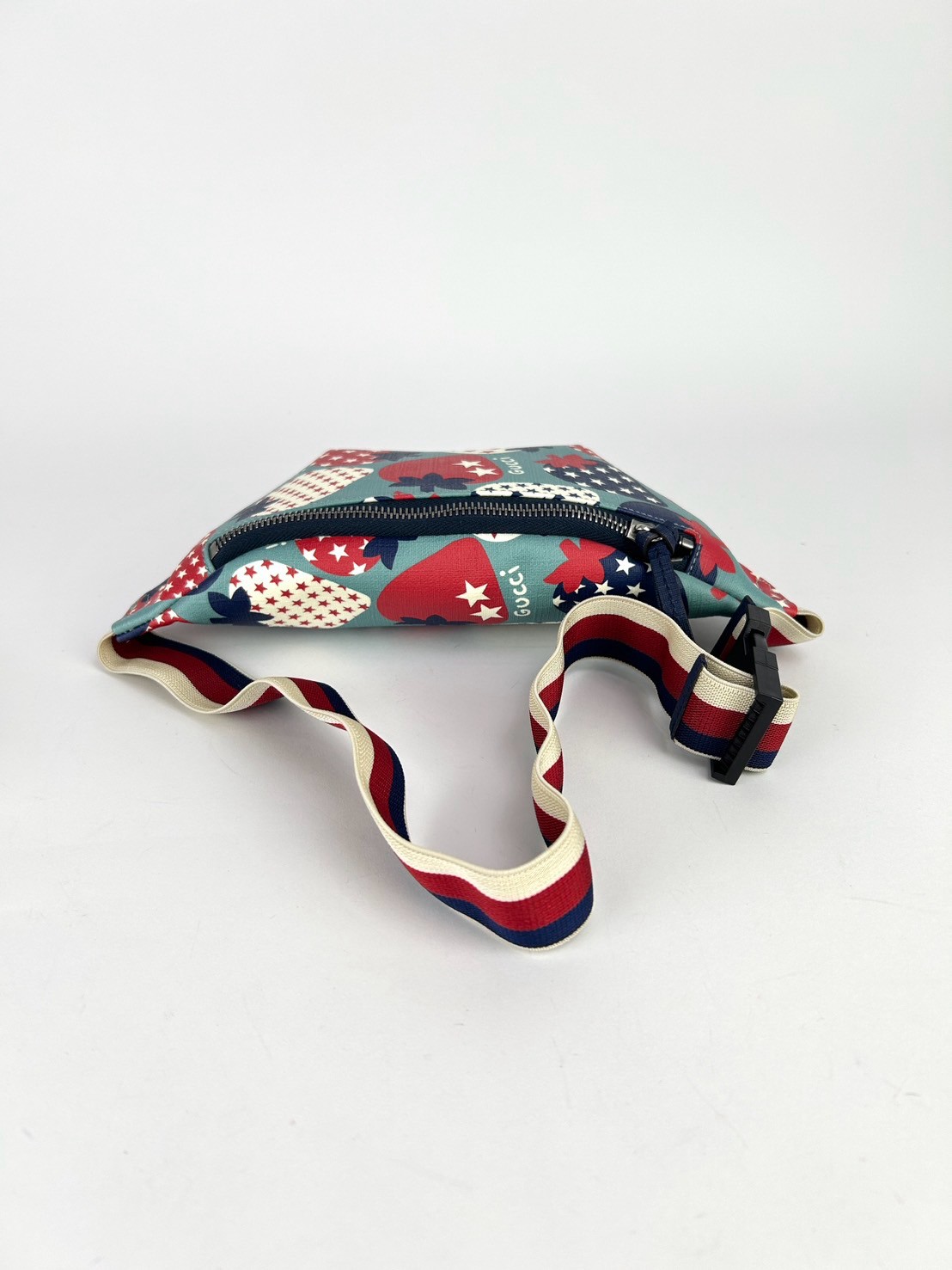 Gucci Children’s Strawberry Star Belt bag - Image 4